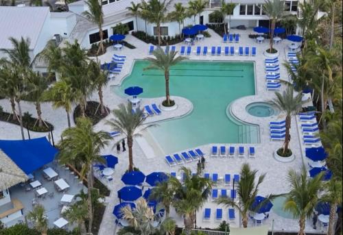 Fort Pierce Apartment | Beach Getaway - Ocean beach, tennis, golf, pool with tiki bar