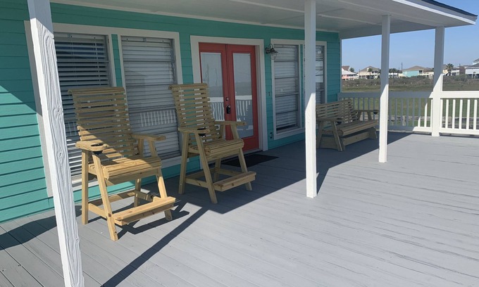 Crystal Beach House | Beach getaway for families or couples! (Pet Friendly)