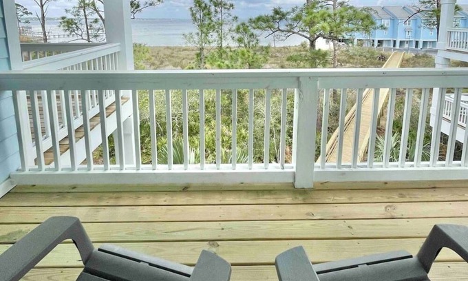 Innerarity Townhomes House | Beach Haven: Beautiful views, Kayaks, Pool & more!