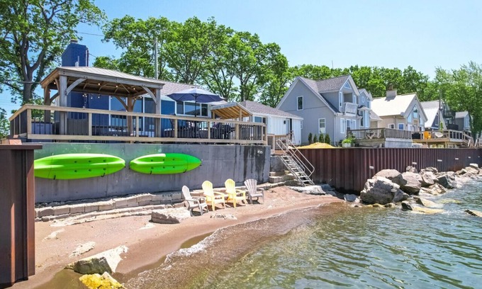Leamington Cottage | Beach, Hot Tub, Kayaks, Sunsets and Moon lit Lakehouse!