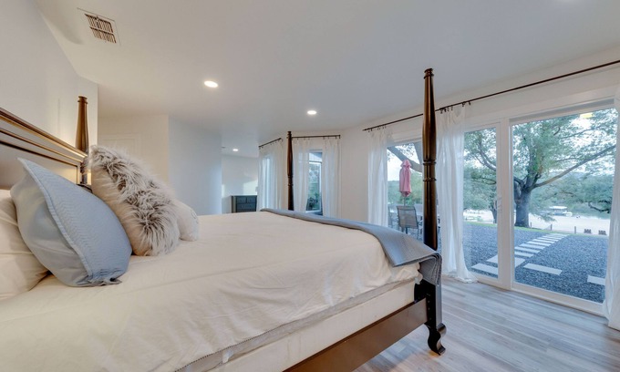 Kingsland House | Beach House 2 on Lake LBJ - Sleeps 24