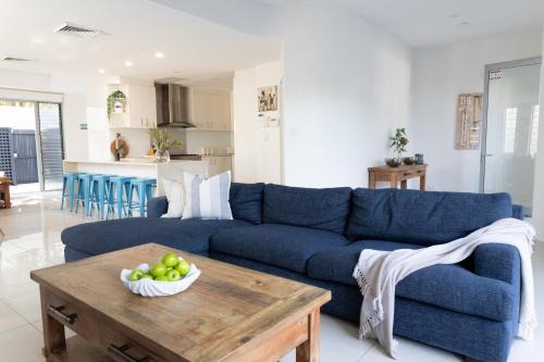 Alexandra Headland Apartment | Beach House 4 brm, 3 mins walk to beach