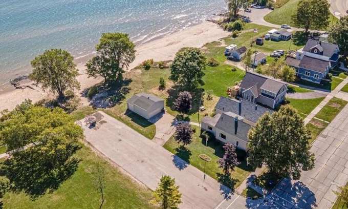 Sheboygan House | Beach House on the shores of Lake Michigan Near downtown Sheboygan