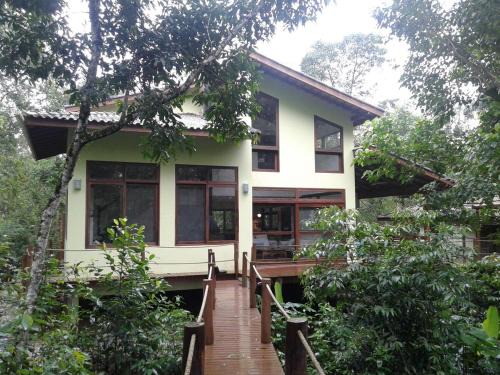 Sao Sebastiao House | Beach house surrounded by lush nature