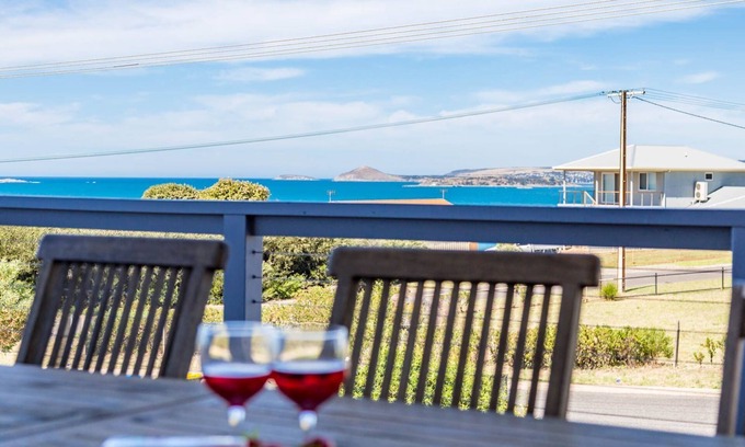 Port Elliot House | Beach House w/breathtaking Sea Views Pet & Family Friendly - 2min walk to Beach