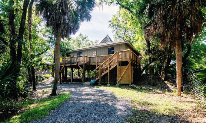 Edisto Island House | Beach Hut Cottage | Pet-Friendly 3BR Edisto Beach Vacation Rental | Easy Walk to the Beach