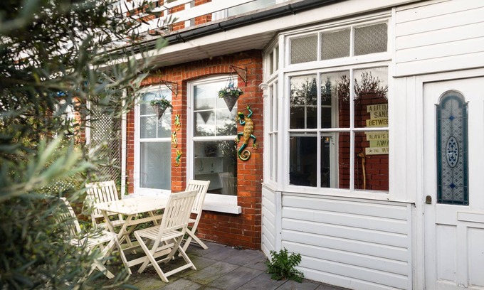 Eastbourne House | Beach in Reach - group house for up to 14 with sea views