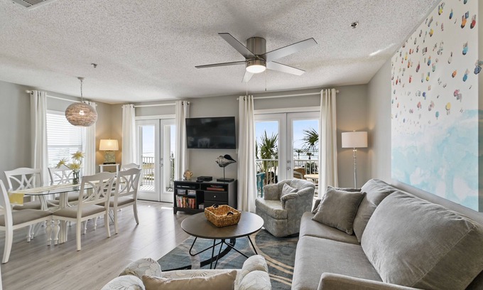 Fort Walton Beach - Destin Condo | BEACH IS JUST YARDS AWAY! END UNIT FACING THE GULF!! SPOTLESS!