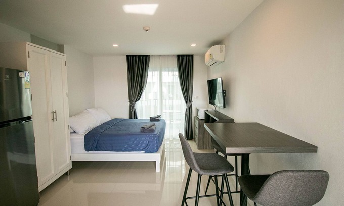 Kram Condo | Beach living Studio, Balcony, Wi-fi and Kitchen
