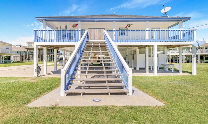 Port Bolivar House | BEACH'N INN - 4th Row home, sleeps 12, Cargo Lift, Quiet area!