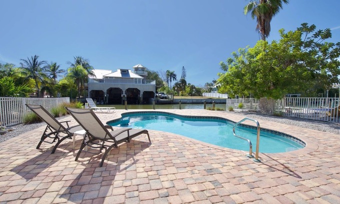 Fort Myers Beach House | Beach Nuts Pier Area Pool Home Bring your furbaby