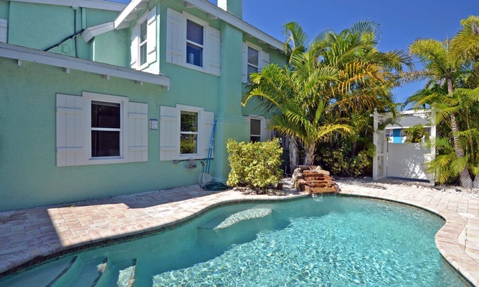 Bradenton Beach Condo | Beach Oasis W/ Heated Pool, Just a Couple Blocks from Popular Bridge Street