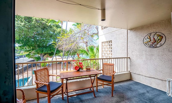 Historic Kailua Village Apartment | Beach/Ocean View Condo 🐬 Great Value, Walking Distance to Beach🏝️ and Town👣 Kona Reef B21
