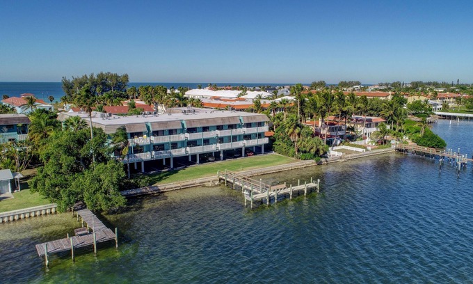 Bradenton Beach Condo | Beach Palms 2A-Beach 1 Minute WalkHeated Pool-Free Wi-Fi-Dock