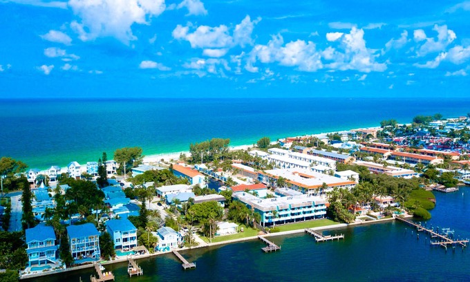Bradenton Beach Condo | Beach Palms 8B-Beach 1 Minute Walk, Heated Pool, Free Wi-Fi-Dock-Private Balcony