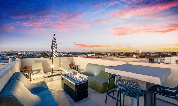 South Mission Beach House | Beach Paradise - Steps to Sand, Roof Deck with Stunning Ocean Views! Bikes, AC