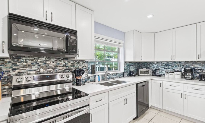 East Fort Lauderdale Condo | Beach, Pool; Las Olas Getaway
