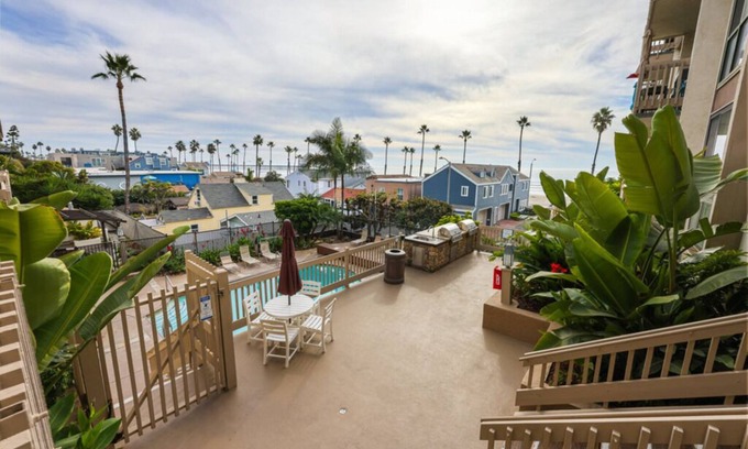 Townsite Apartment | *Beach Resort* Hot Tub* Steps to beach* Pool!
