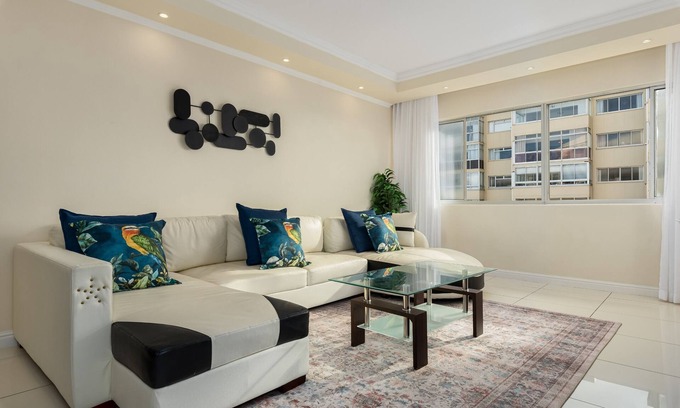 Mouille Point Apartment | Beach Road Apartment with Inverter Mouille Point
