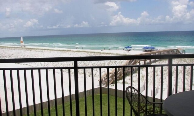 Navarre Beach Condo | Beach Service Included!