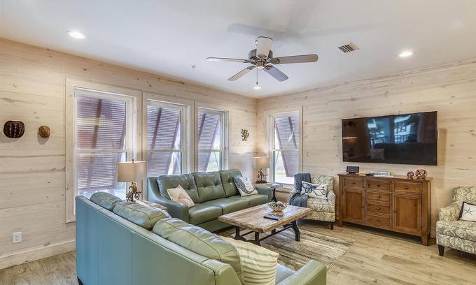 Orange Beach House | Beach Side, Pool | BIG Dogs | Free Parking | Beach Getaways
