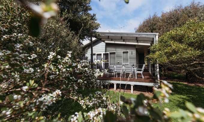 Sandy Point House | Beach Side Retreat; WiFi, Linen, Pet Friendly and minutes' walk to the beach