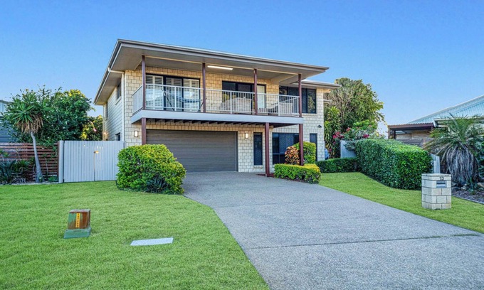 Capricorn Coast House | Beach Sitting @ Mulambin is a spacious holiday home.