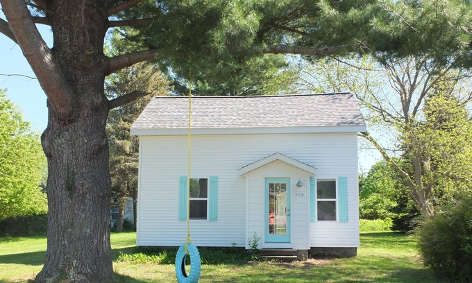 Frankfort Cottage | Beach Town Escape - COMPLETELY RENOVATED AND GORGEOUS! WALK TO LAKE AND BEACH!