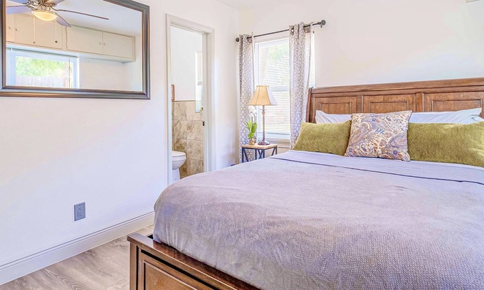 St. Pete Beach Apartment | Beach Unit Quiet & Cozy* 4 min to Beach access*Monthly Stay Unit 4