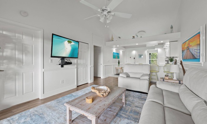 Naples Condo | Beach Vibe Condo Resort/Pool+Golf, Near Beaches!