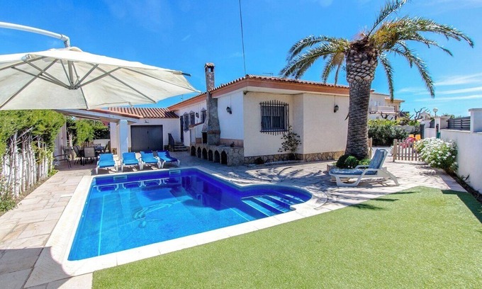 Miami Platja Villa | Beach Vibes Villa less than 1km to town and sea!
