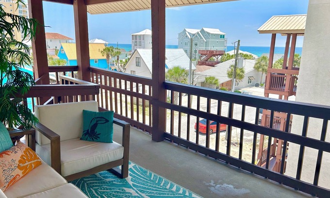 Holiday Beach Condo | BEACH VIEW ; 2 Minute walk to Crystal Clear Waters, 2bedroom Top Floor Condo