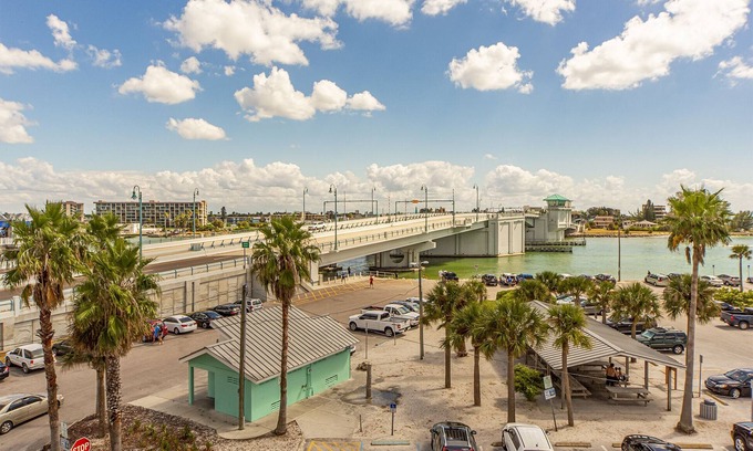 Madeira Beach Condo | Beach View - Balcony - 3b 2b - Beach Place #305