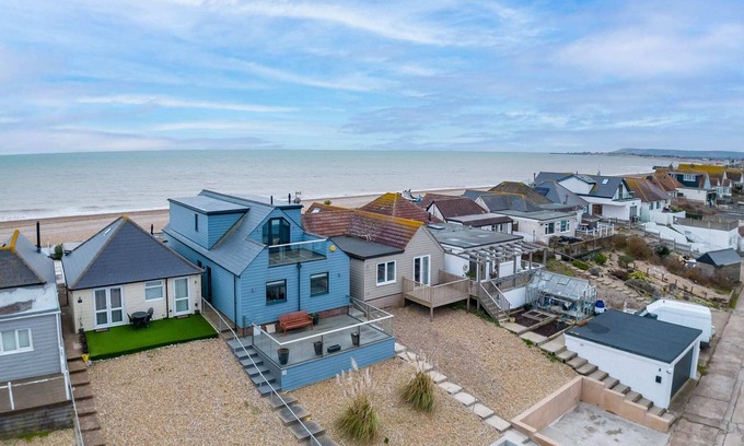 Pevensey Villa | Beach View Breeze Family Holiday Home on the Shore