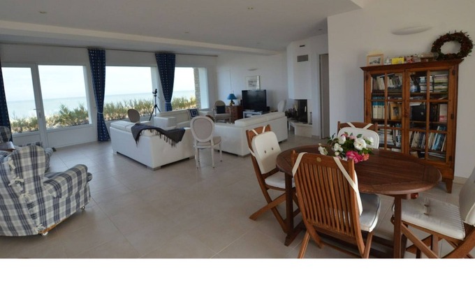 Ver-sur-Mer Villa | Beach Villa. Rated 4*
