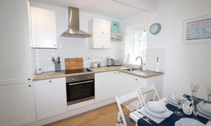 Troon House | Beachcomber Cottage, Troon close to the beach