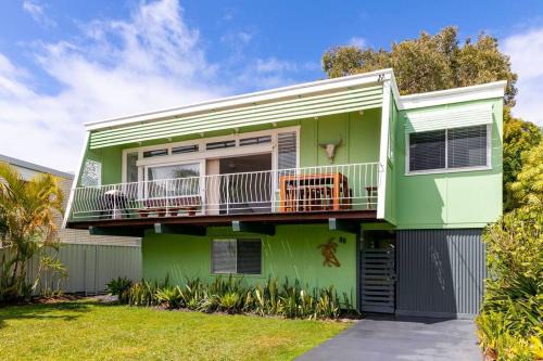 Yamba House | BEACHED @ YAMBA (water views, dog friendly, air con)
