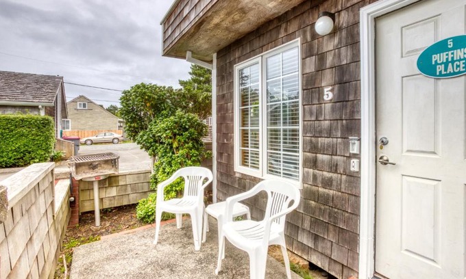 Downtown Cannon Beach Apartment | Beaches Inn | Puffins Place Cabana
