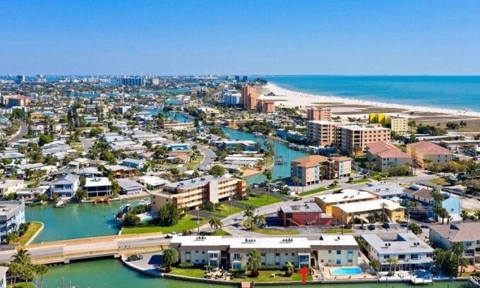 Treasure Island Condo | Beaches, sunsets, fishing, manatee and dolphin sightings, relax!