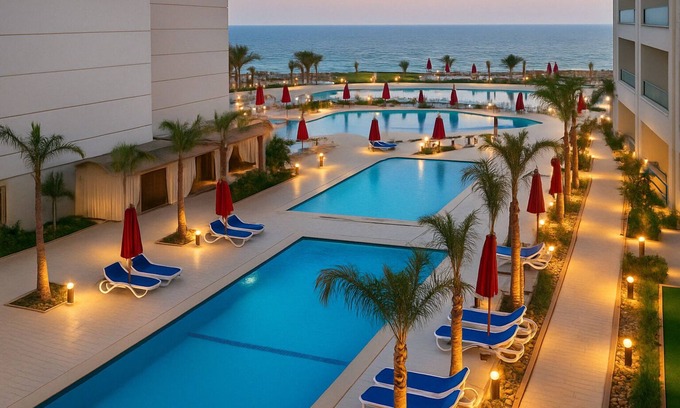 Al-Manasrah Ski Chalet | Beachfront Chalet in Porto Said with Pool & Garde