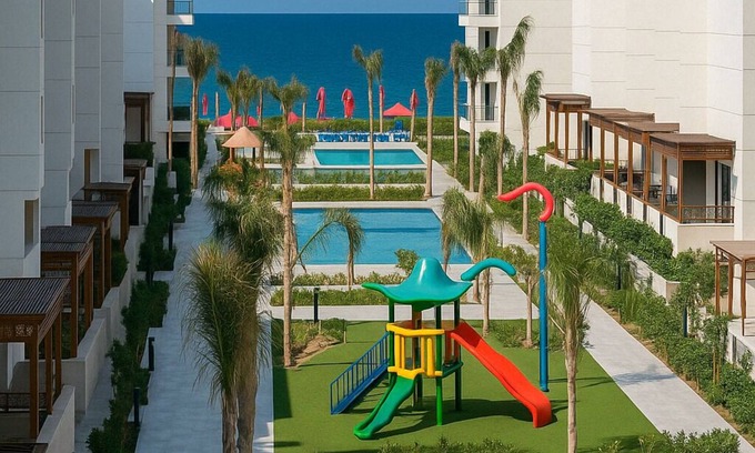 Al-Manasrah Ski Chalet | Beachfront Chalet in Porto Said with Pool & Ga