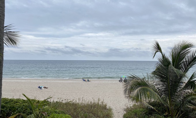 Lauderdale-by-the-Sea Apartment | Beachfront Studio