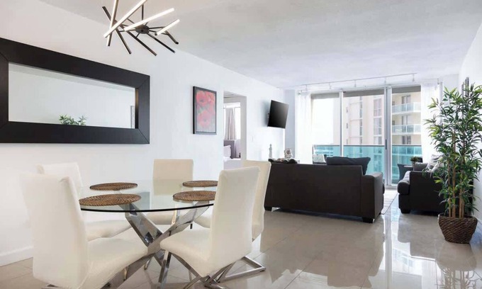Hollywood South Central Beach Apartment | Beachfront 1 BR Apartment with Kitchen- Sian