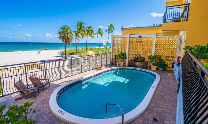 Hollywood Condo | BeachFront 1 BR with Ocean View, Pool and Parking