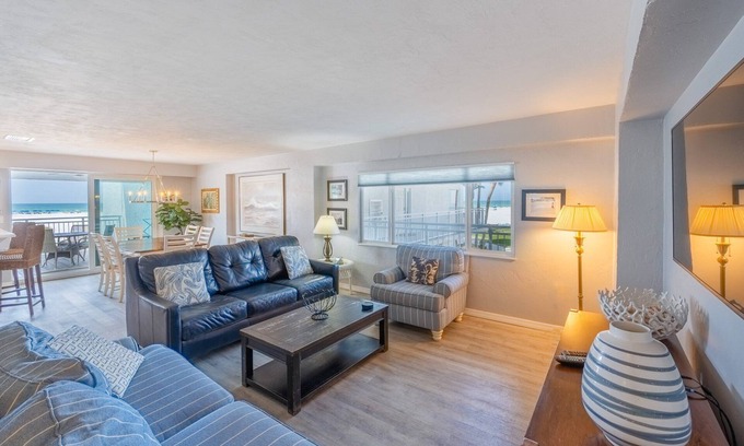Siesta Key Condo | Beachfront 2BR Siesta Key Condo w/Lanai & Resort Amenities