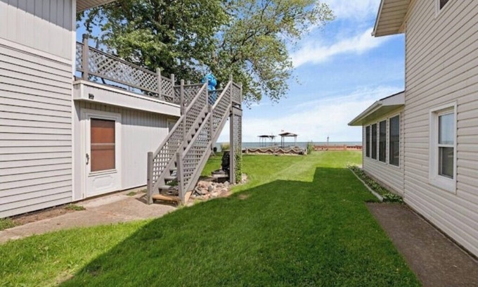 Lakeshore House | Beachfront 5BDRM Lakehouse