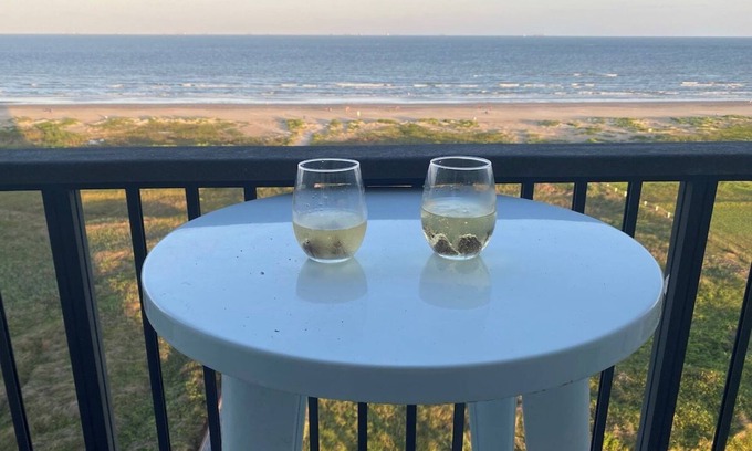 Galveston Condo | Beachfront 8th floor Studio - Stunning View