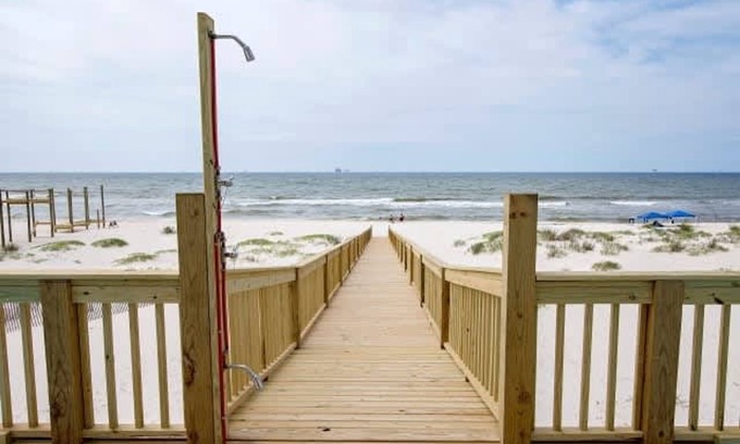 Fort Morgan House | Beachfront 9bed Easybreezy West