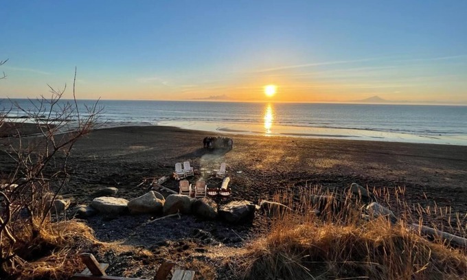 Happy Valley Cabin | Beachfront Alaskan Lodge