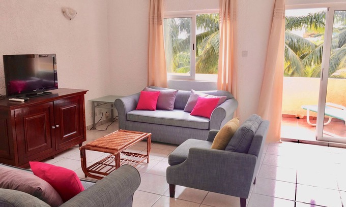 Flic-en-Flac Apartment | Beachfront Apartment with Pool & Tennis - Flic En Flac